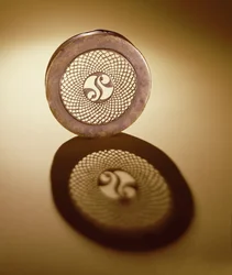 Durchbrochener Deckel einer Schachtel, aus Cornalaragh, County Monaghan (Bronze)